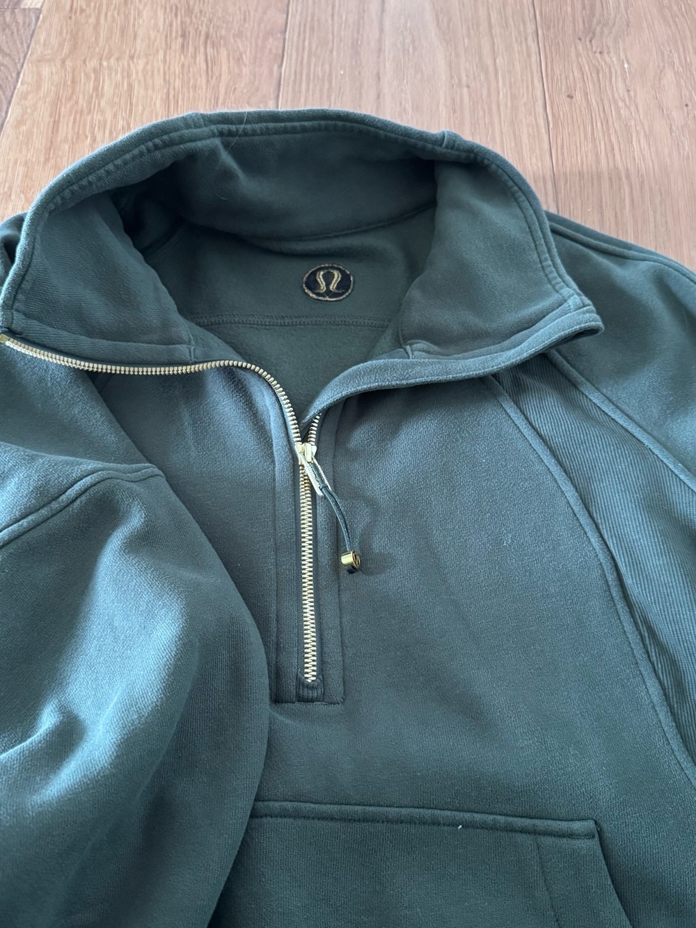 Lululemon women’s dark green scuba pullover 1/4 zip sweatshirt XS\S gold accents